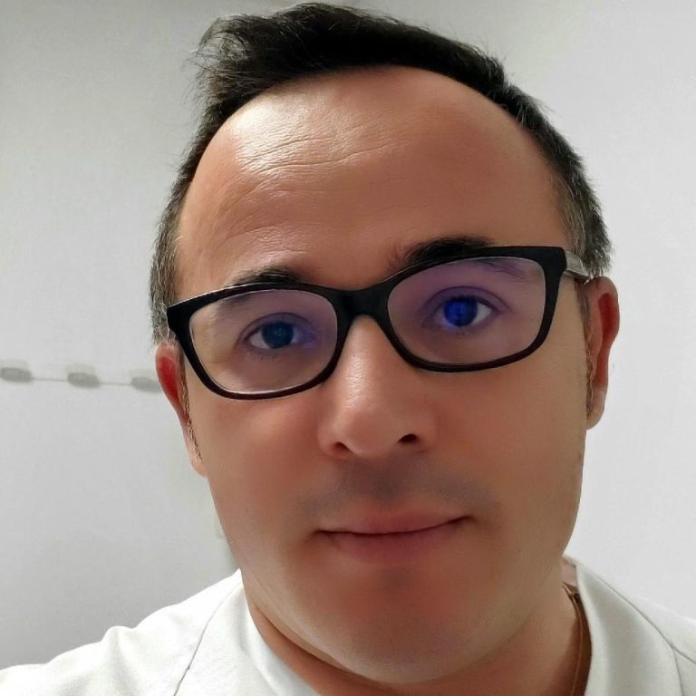 Dr. Hiluku, Erion. Fisioterapeuta, Graduado en la Universidad de Sevilla, Especialista en Fisioterapia Respiratoria.